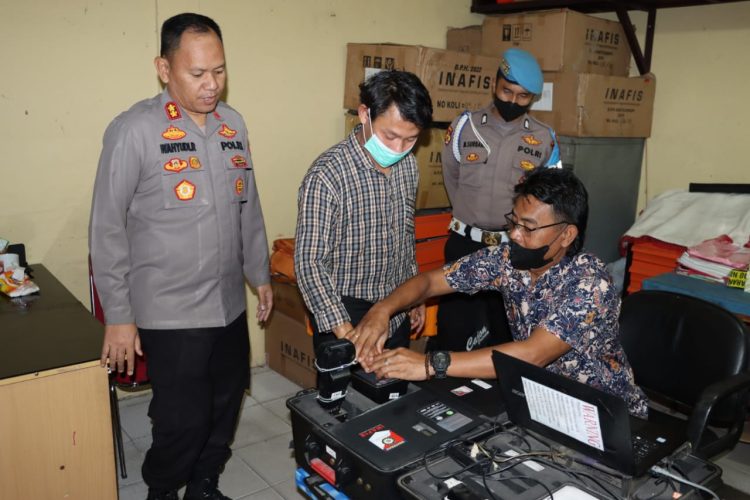 Kapolres Dairi AKBP Wahyudi Rahman, SH, S.I.K, MM bersama kasat Reskrim Polres Dairi AKP Rismanto J. Purba, SH, MH, MKn melakukan Kegiatan Pengecekan Pelayanan Publik Polres Dairi