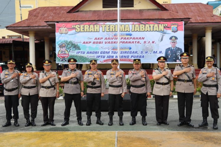 Kapolres Pematang Siantar AKBP Fernando SH S.I.K memimpin pelaksanaan serah terima jabatan (Sertijab), Kasat Intelkam Polres Pematang Siantar dari AKP Arifin Pakpahan kepada AKP Bobi Vaski Pranata S.I.K
dan Kapolsek Siantar Timur dari Iptu Andri G.T Siregar SH MH kepada Iptu Jhon Harno Purba