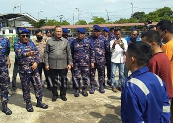 Kapolda Sumut, Irjen Pol RZ Panca Putra Simanjuntak beri paparan kasus BBM ilegal di Mapolairud Polda Sumut, Senin (5/12/2022). (Foto Dok/Polda Sumut)