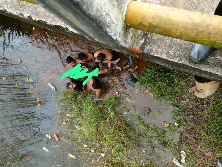 Masyarakat di gegerkan penemuan mayat di bawah Jembatan Dusun Tambang Enam, Desa Mislak, Kecamatan Jebus