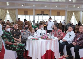 Kapolda Sumut Irjen Pol Drs R.Z Panca Putra S. M.Si mengikuti rapat koordinasi pengendalian inflasi di daerah bersama Mendagri melalui zoom meeting (foto : Polda Sumut)