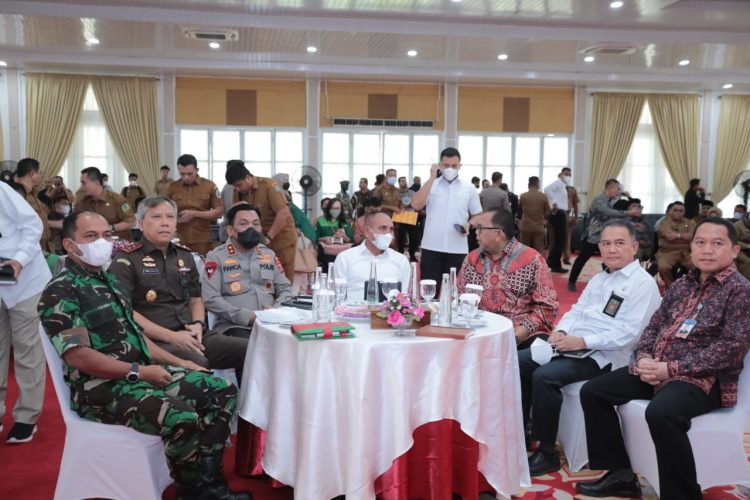 Kapolda Sumut Irjen Pol Drs R.Z Panca Putra S. M.Si mengikuti rapat koordinasi pengendalian inflasi di daerah bersama Mendagri melalui zoom meeting (foto : Polda Sumut)
