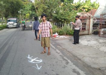 Kanit Gakkum Satuan Lalulintas (Sat Lantas) Polres Siantar Ipda Syawaluddin Nasution turun melaksanakan olah Tempat Kejadian Perkara (TKP) tabrakan yang mengakibatkan meninggal dunia di Jalan Sisingamangaraja