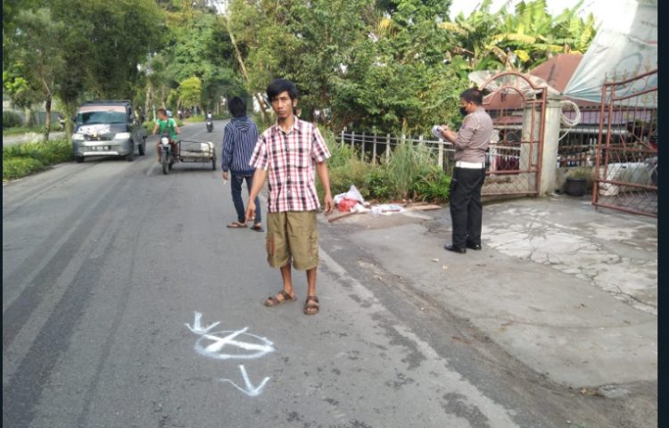 Kanit Gakkum Satuan Lalulintas (Sat Lantas) Polres Siantar Ipda Syawaluddin Nasution turun melaksanakan olah Tempat Kejadian Perkara (TKP) tabrakan yang mengakibatkan meninggal dunia di Jalan Sisingamangaraja