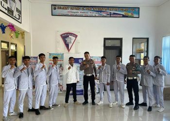 Kunjungan Kepala SMA Swasta Katholik Warta Bakti Kefamenanu, Romo Djanu bersama para Siswa di Satpas Sat Lantas Polres TTU
