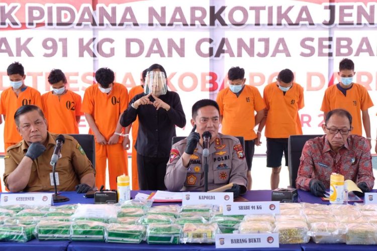 Kapolda Riau Pimpin Konferensi Pers Pungungkapan 91 Kg narkotika jenis sabu dan 25 Kg narkotika jenis ganja