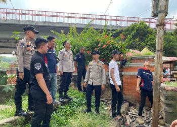Personil Bidang Teknologi Informasi Komunikasi (TIK) Polda melakukan perawatan dan perbaikan tiang CCTV