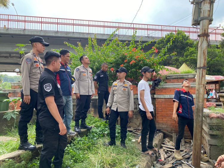 Personil Bidang Teknologi Informasi Komunikasi (TIK) Polda melakukan perawatan dan perbaikan tiang CCTV