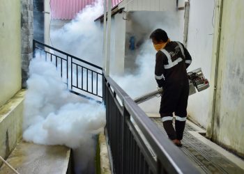 Dinas Kesehatan dan KB Kota Sabang melakukan penyemprotan/pengasapan (Fogging) di kawasan Jurong M. Nur Hasan Gampong Kuta Ateuh dan juga RSUD