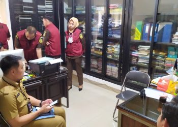 Jaksa Penyidik Bidang Tindak Pidana Khusus Kejaksaan Negeri (Kejari) Pagaralam, melakukan penggeledahan Kantor Dinas PSDA Sumsel