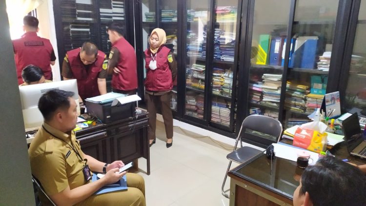 Jaksa Penyidik Bidang Tindak Pidana Khusus Kejaksaan Negeri (Kejari) Pagaralam, melakukan penggeledahan Kantor Dinas PSDA Sumsel
