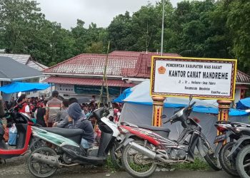 Penyaluran bantuan sosial langsung tunai BBM 2022 di Halaman kantor Camat Mandrehe