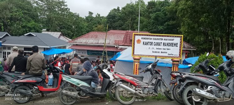 Penyaluran bantuan sosial langsung tunai BBM 2022 di Halaman kantor Camat Mandrehe