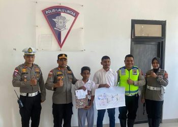Penyerahan hadiah Lomba Melukis dalam rangka memperingati Hari Pahlawan Nasional dengan mengambil tema Keselamatan Berlalulintas