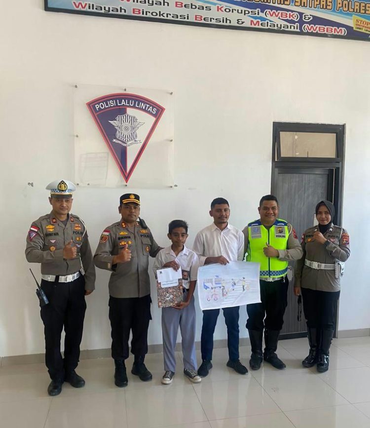 Penyerahan hadiah Lomba Melukis dalam rangka memperingati Hari Pahlawan Nasional dengan mengambil tema Keselamatan Berlalulintas