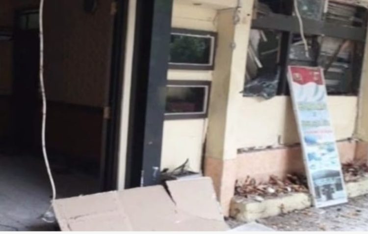 Ledakan yang diduga bom bunuh diri terjadi di Mapolsek Astana Anyar, Bandung