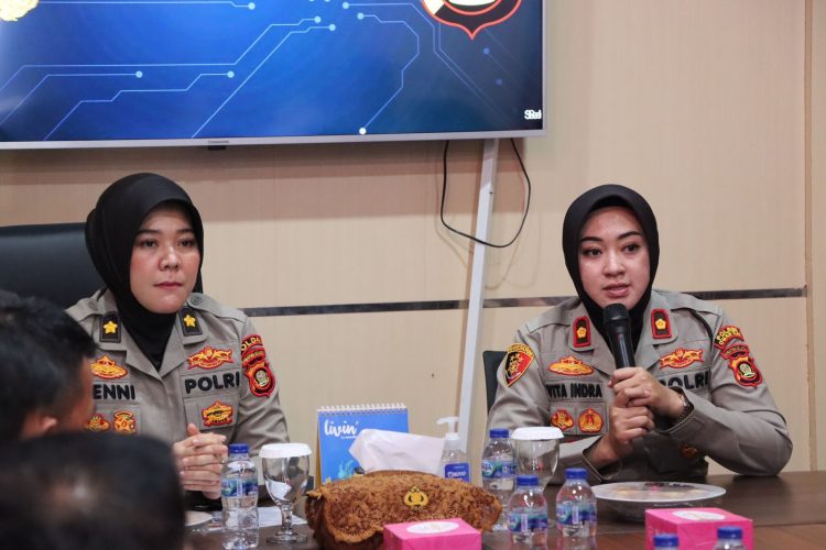 Kasubbid Penmas Bidang Humas Polda Sumsel Kompol Yenni Diarty SIK melakukan Asistensi dengan para personil Polres Ogan Ilir Polres Ogan Komering Ilir dan Polres Prabumulih