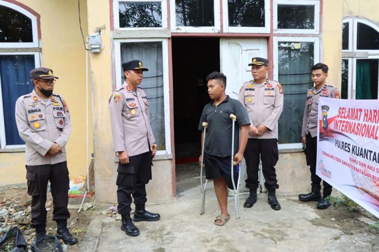 Polres Kuansing Polda Riau Memberi santunan kepada 4 Orang Penyandang Disabilitas di Kecamatan Kuantan Tengah