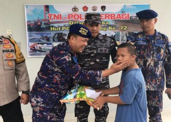 Satpolairud Polrestabes Palembang bersama dengan Binpotmar 1 Ilir TNI AL Palembang melaksanakan kegiatan Bakti sosial (baksos) pembagian beras untuk anak-anak yatim piatu