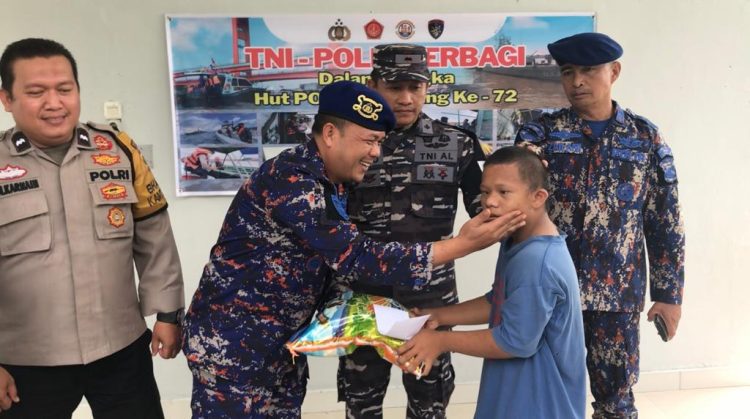 Satpolairud Polrestabes Palembang bersama dengan Binpotmar 1 Ilir TNI AL Palembang melaksanakan kegiatan Bakti sosial (baksos) pembagian beras untuk anak-anak yatim piatu
