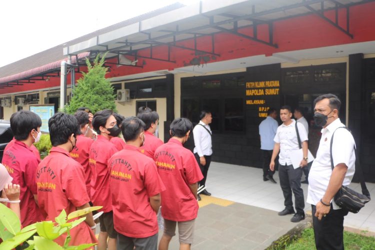 Polda Sumut serahkan ke-15 tersangka judi online Cemara Asri ke JPU, Rabu (7/12/22). (Foto Dok/ Polda Sumut)