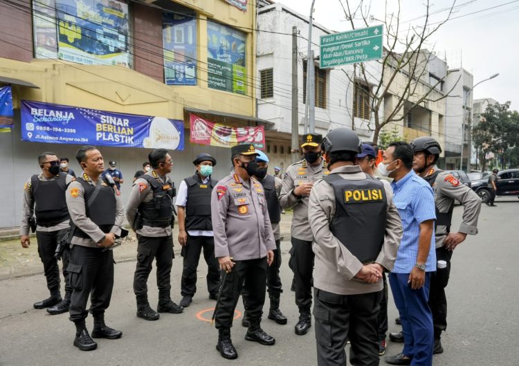 Kapolri Jenderal Listyo Sigit Prabowo meninjau langsung tempat kejadian perkara kejadian bom bunuh diri di Mapolsek Astana Anyar