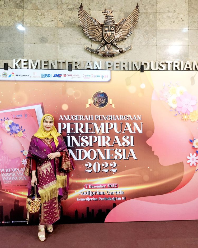 Ketua Pengurus Wilayah Ikatan Pengusaha Muslimah Indonesia (IPEMI) Sumatera Selatan, Dra. Hj. Musiawati, MM., meraih Penghargaan sebagai Perempuan Inspirasi Indonesia (PII) Tahun 2022