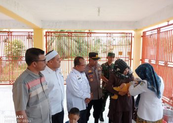 Camat Paya Bakong Syahrul Nizam, SSTP., M.SI beserta Kapolsek Ipda Iskandar hadiri Imunisasi Sub Pin Polio di desa Keude Paya Bakong