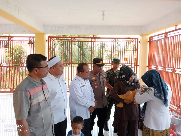 Camat Paya Bakong Syahrul Nizam, SSTP., M.SI beserta Kapolsek Ipda Iskandar hadiri Imunisasi Sub Pin Polio di desa Keude Paya Bakong