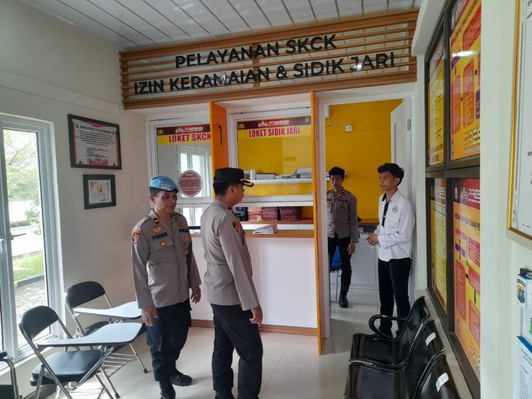 Wakapolres Bangka Barat Kompol Andri Eko Setiawan, SIK langsung mengecek unit pelayanan SKCK dan SPKT