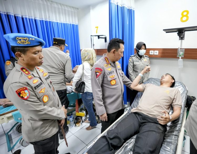 Kapolri Jenderal Listyo Sigit Prabowo menjenguk masyarakat dan personel polri yang menjadi korban peristiwa bom bunuh diri Mapolsek Astana Anyar