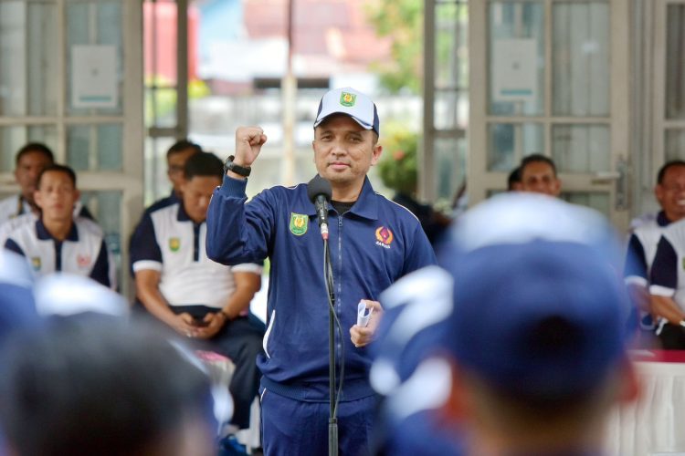 Pj Wali Kota Sabang, Reza Fahlevi melepas kontingen Sabang mengikuti Pekan Olahraga Aceh (PORA) XIV Pidie