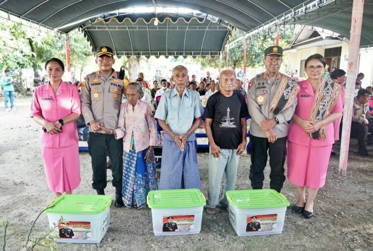 Kapolda NTT, Irjen Pol. Drs. Johanis Asadoma, SIK., M.Hum didampingi Ketua Bhayangkari Daerah NTT, Ny. Vera Johni Asadoma beserta rombongan, mengunjungi Polsek Kakuluk Mesak