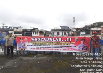 Polsek Sidikalang Dibawah pimpinan Kapolsek Sidikalang Kota AKP Sukanto Berutu, SH melakukan Pemasangan Spanduk Himbauan Kamtibmas di Gedung Pusat Pasar Sidikalang