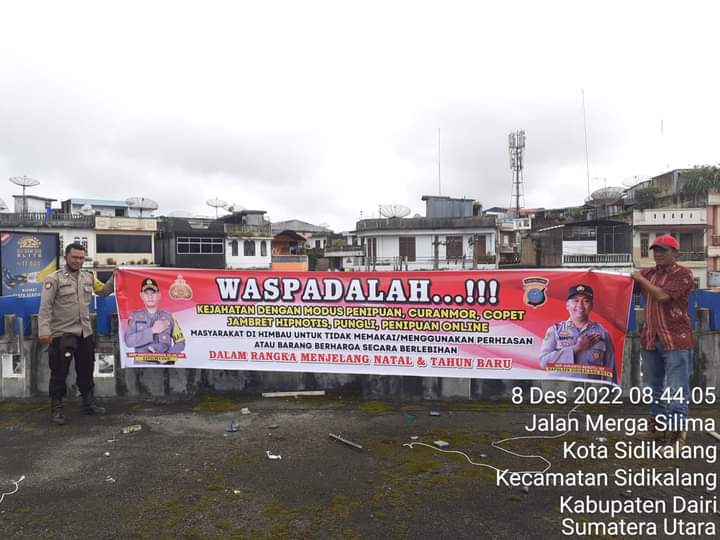 Polsek Sidikalang Dibawah pimpinan Kapolsek Sidikalang Kota AKP Sukanto Berutu, SH melakukan Pemasangan Spanduk Himbauan Kamtibmas di Gedung Pusat Pasar Sidikalang