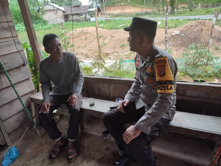 Bhabinkamtibmas dari Polsek jajaran Polres Aceh Barat rutin melaksanakan sambang pada desa binaannya