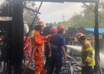 Kesigapan personel Pemadam Kebakaran (Damkar) Kota Balikpapan, dibantu oleh personel tim Pengamanan dan Penyelamatan (Pammat) Samapta Polda Kaltim memadamkan Api