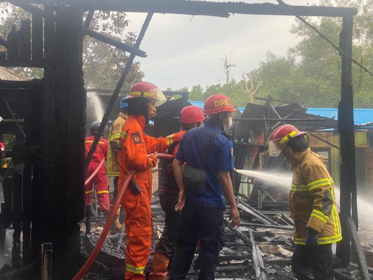 Kesigapan personel Pemadam Kebakaran (Damkar) Kota Balikpapan, dibantu oleh personel tim Pengamanan dan Penyelamatan (Pammat) Samapta Polda Kaltim memadamkan Api