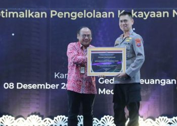 Kapolda Sumut diwakili Wakapolda Brigjen Pol Dr. H. Dadang Hartanto, S.H., S.I.K., M.Si menerima penghargaan. Polda Sumut mendapat peringkat 1 terbaik dalam kategori pengelolaan BMN yang Produktif di Wilayah Kerja Kanwil DJKN Sumut, Kamis (8/12/22). (Foto Dok/ Polda Sumut)