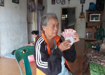 Pihak POS dari sirombu akhirnya langsung datangi rumah lansia KK tunggal dan serah uang tunai bantuan sosial BBM sebesar Rp 900.000