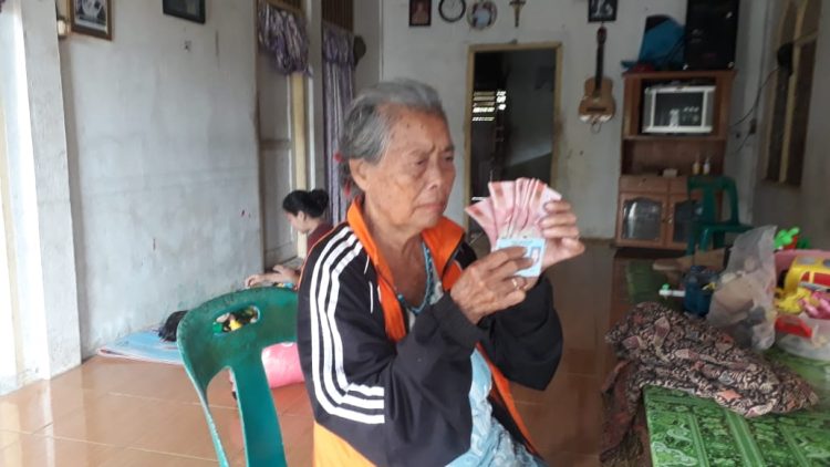 Pihak POS dari sirombu akhirnya langsung datangi rumah lansia KK tunggal dan serah uang tunai bantuan sosial BBM sebesar Rp 900.000