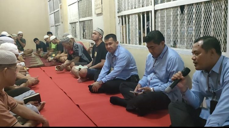 Direktorat Tahanan dan Barang Bukti (Dittahti) Polda Sumsel memberikan tausiah kepada para tahanan baik pria dan seorang wanita yang berada di ruang sel tahanan Polda Sumsel