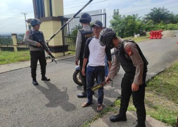 Polres Kuantan Singingi (Kuansing) memperketat pintu masuk Mako pasca bom bunuh diri di Polsek Astana Anyar Bandung