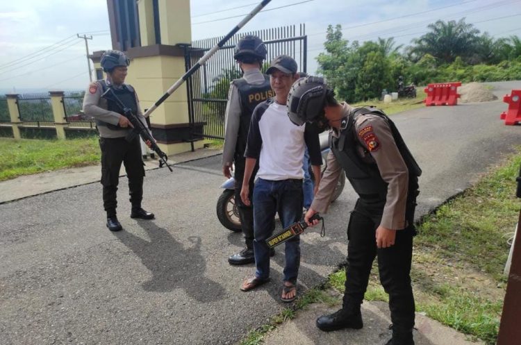 Polres Kuantan Singingi (Kuansing) memperketat pintu masuk Mako pasca bom bunuh diri di Polsek Astana Anyar Bandung