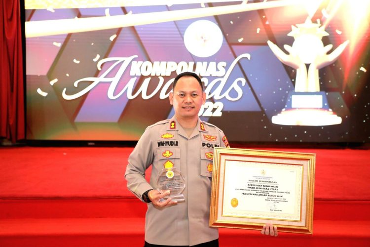 Kapolres Dairi AKBP Wahyudi Rahman, SH, S.I.K,MM menerima piagam penghargaan sebagai Juara 5 (lima) se Indonesia Kompolnas Awards