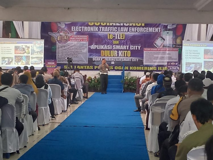 Kasubdit Kamsel Polda Sumsel, AKBP Erwin Aras Genda SIK MT saat menggelar sosialisasi ETLE dan Aplikasi Smart City Sedulur bersama Jajaran Satlantas Polres OKI