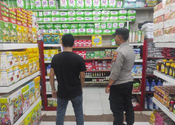 Personel Polsek Muara Batu melakukan monitoring ke kedai kelontong di Kecamatan Muara Batu
