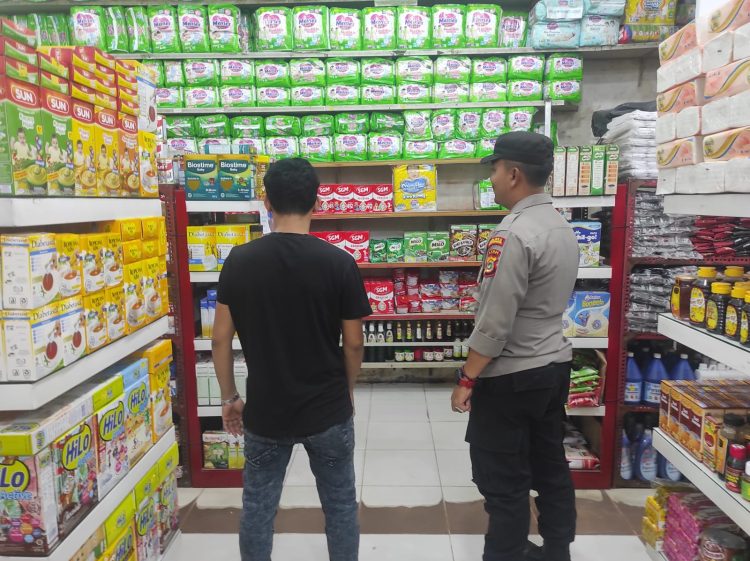 Personel Polsek Muara Batu melakukan monitoring ke kedai kelontong di Kecamatan Muara Batu