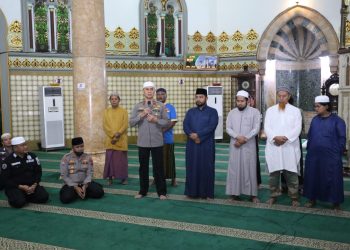 BERI HIMBAUAN: Waka Polda Sumut, Brigjen Pol Dadang Hartanto beri himbauan di depan jamaah saat melaksanakan safari subuh di Masjid Raya Al Mashun, Jalan Sisingamangaraja, Jumat (9/12/22). (Foto Dok/ Polda Sumut)