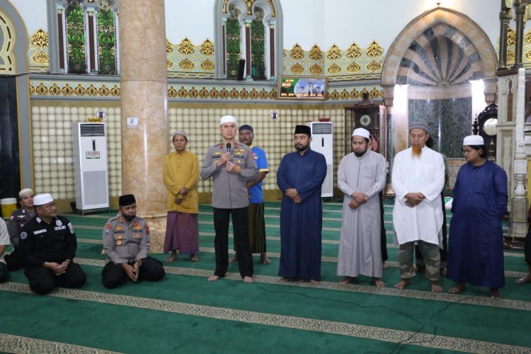 BERI HIMBAUAN: Waka Polda Sumut, Brigjen Pol Dadang Hartanto beri himbauan di depan jamaah saat melaksanakan safari subuh di Masjid Raya Al Mashun, Jalan Sisingamangaraja, Jumat (9/12/22). (Foto Dok/ Polda Sumut)